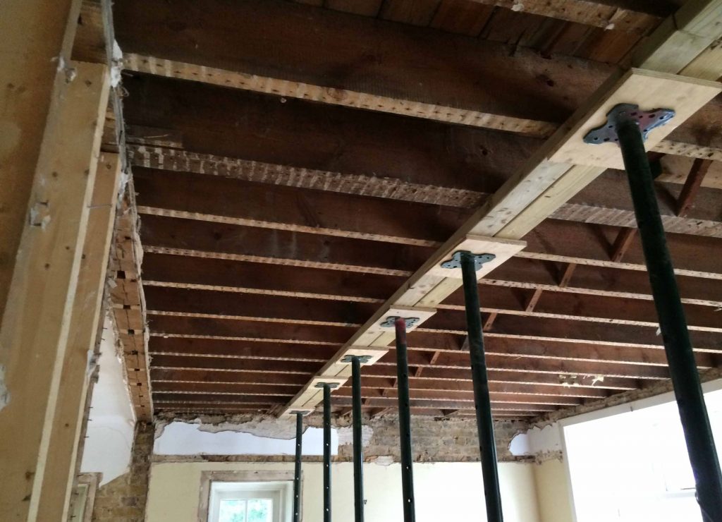 ANBM rebuilding the ceiling of a house for a complete renovation